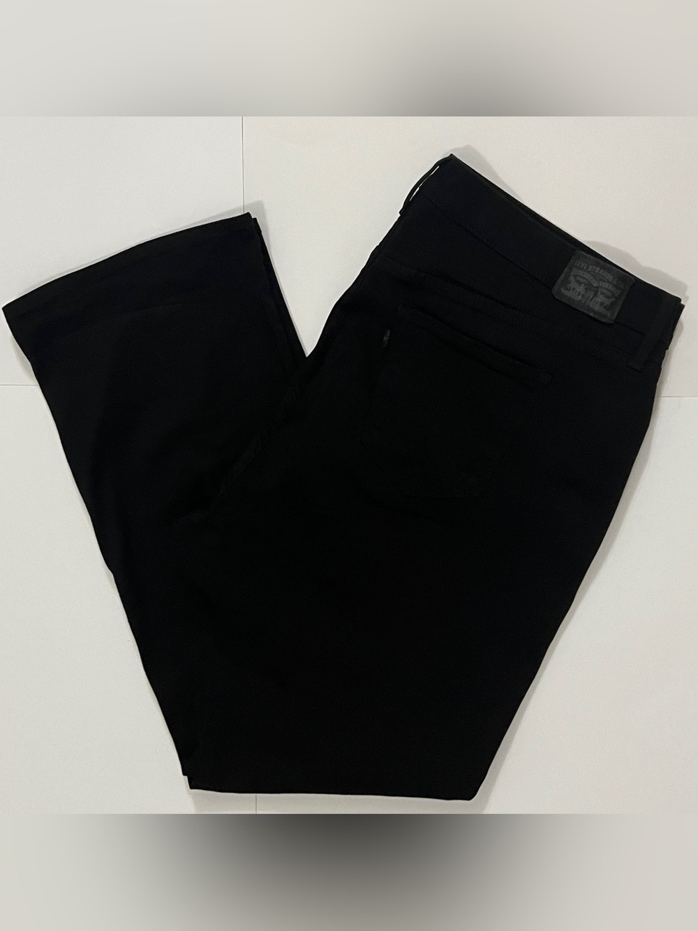 Womens Plus Size High Rise Bootcut 725 Black Levi Jeans
Size 22W